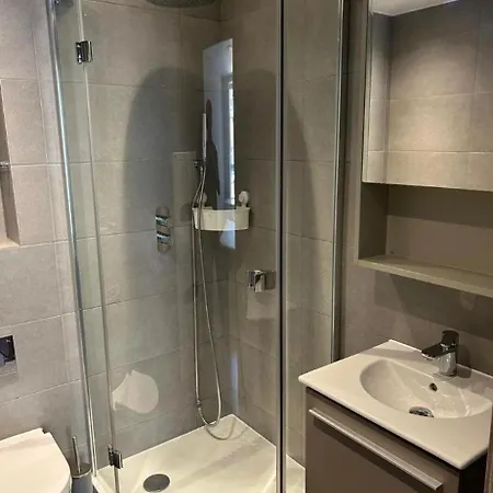 A Stunning 2 Bed Flat To Let In Victoria *
