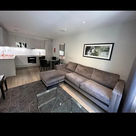 A Stunning 2 Bed Flat To Let In Victoria London
