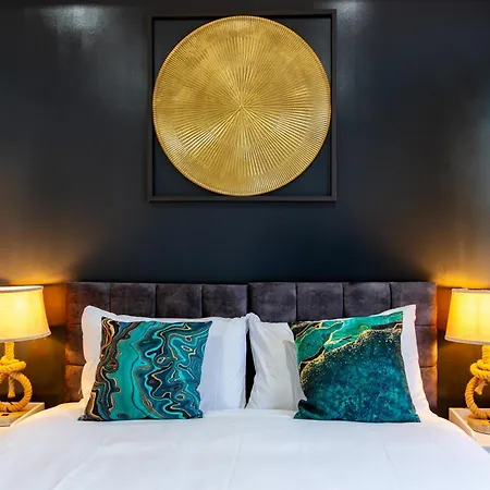 Large & Stylish 2-Bed Flat-Zone 2, Near Central London-Garden & Parking-Long Stay Deals! 5 Seperate Beds, Sleeps 6! Instant Book! Apartment London