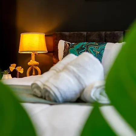 Large & Stylish 2-Bed Flat-Zone 2, Near Central London-Garden & Parking-Long Stay Deals! 5 Seperate Beds, Sleeps 6! Instant Book!