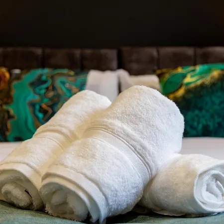 Apartment Large & Stylish 2-Bed Flat-Zone 2, Near Central London-Garden & Parking-Long Stay Deals! 5 Seperate Beds, Sleeps 6! Instant Book! *