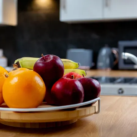 Large & Stylish 2-Bed Flat-Zone 2, Near Central London-Garden & Parking-Long Stay Deals! 5 Seperate Beds, Sleeps 6! Instant Book! Apartment