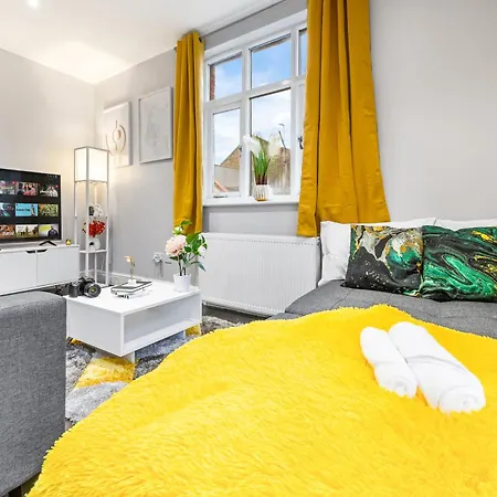 Immaculate 1-Bedroom London Flat-Sleeps 4 & Parking Available-Save 20 Percent On Long Stays! Instant Book! Apartment Barnet