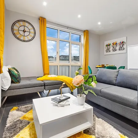 Immaculate 1-Bedroom London Flat-Sleeps 4 & Parking Available-Save 20 Percent On Long Stays! Instant Book! Apartment *