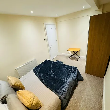 Marble Arch Apartment *