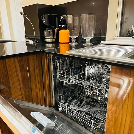 Marble Arch Apartment *