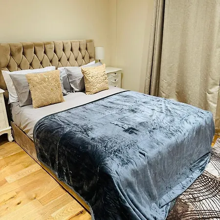 Marble Arch Apartment *