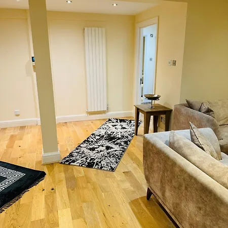 Marble Arch Apartment *