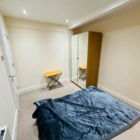 Marble Arch Apartment *