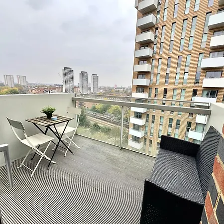 2 Bedrooms 2 Bath Modern Flat, Londdon View Balcony, Parking Apartment London