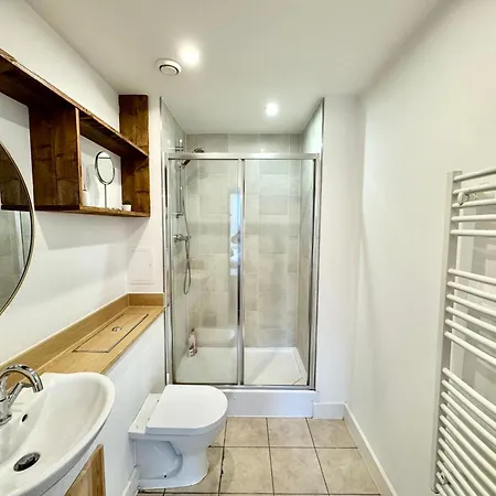 2 Bedrooms 2 Bath Modern Flat, Londdon View Balcony, Parking * London