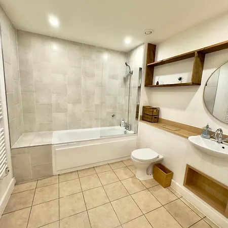 Apartment 2 Bedrooms 2 Bath Modern Flat, Londdon View Balcony, Parking