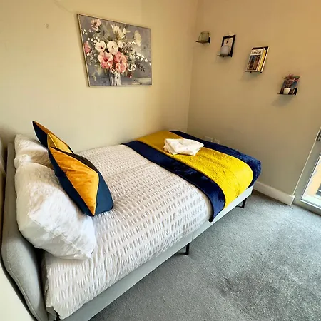 2 Bedrooms 2 Bath Modern Flat, Londdon View Balcony, Parking Apartment *