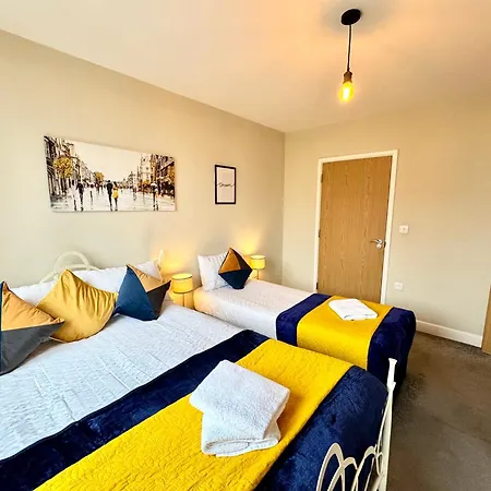 2 Bedrooms 2 Bath Modern Flat, Londdon View Balcony, Parking Apartment