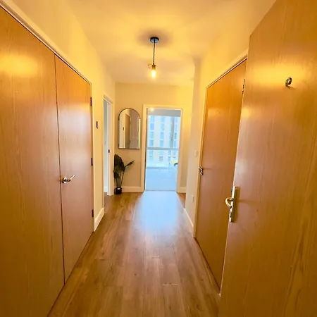2 Bedrooms 2 Bath Modern Flat, Londdon View Balcony, Parking Apartment