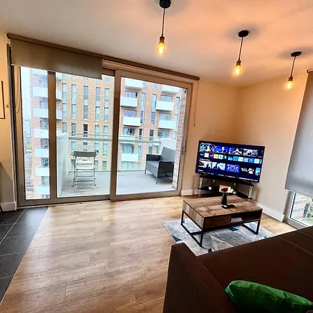 2 Bedrooms 2 Bath Modern Flat, Londdon View Balcony, Parking Apartment