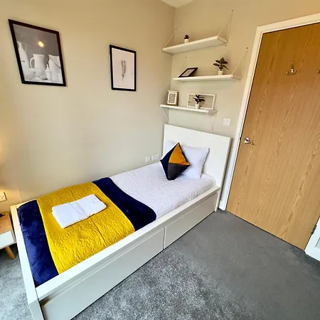 Apartment 2 Bedrooms 2 Bath Modern Flat, Londdon View Balcony, Parking London