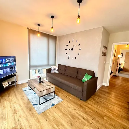 2 Bedrooms 2 Bath Modern Flat, Londdon View Balcony, Parking * London