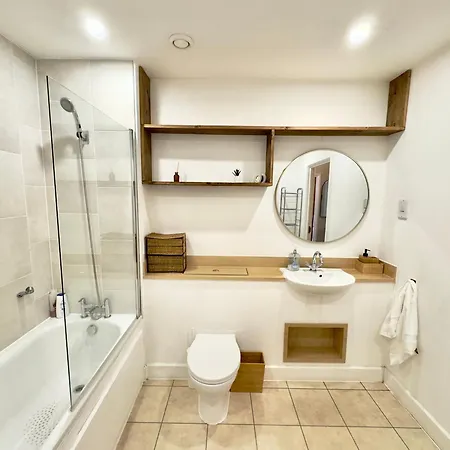 Apartment 2 Bedrooms 2 Bath Modern Flat, Londdon View Balcony, Parking London