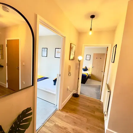 2 Bedrooms 2 Bath Modern Flat, Londdon View Balcony, Parking London
