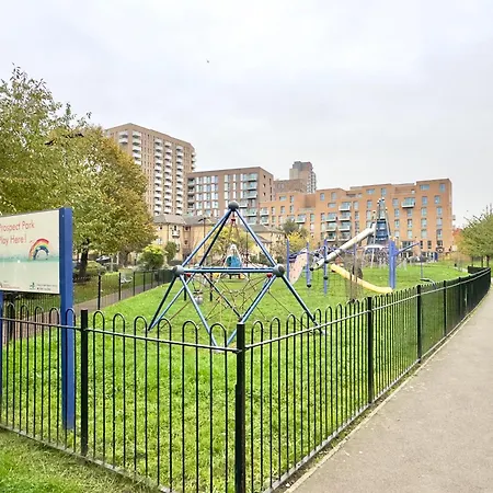 2 Bedrooms 2 Bath Modern Flat, Londdon View Balcony, Parking * London