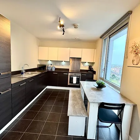 2 Bedrooms 2 Bath Modern Flat, Londdon View Balcony, Parking