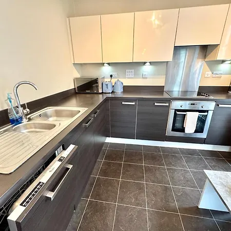 2 Bedrooms 2 Bath Modern Flat, Londdon View Balcony, Parking Apartment *