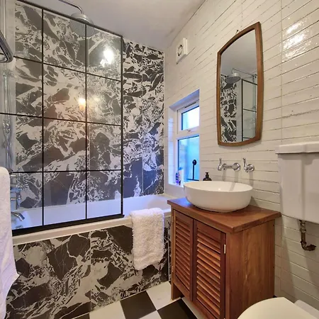 Beautiful 1 Bed Flat, 2 Beds In Central Location Brentford London * Brentford