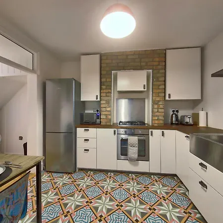 Apartment Beautiful 1 Bed Flat, 2 Beds In Central Location Brentford London