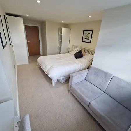 Homestay Double And Private Bathroom In Shared