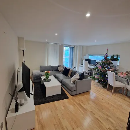 Homestay Double And Private Bathroom In Shared