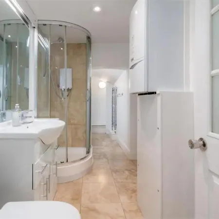 Stunning 2bed 2bath In Earls Court Sleeps Six Apartment London