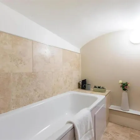 Stunning 2bed 2bath In Earls Court Sleeps Six * London
