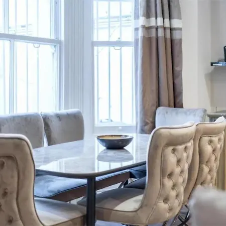 Apartment Stunning 2bed 2bath In Earls Court Sleeps Six London