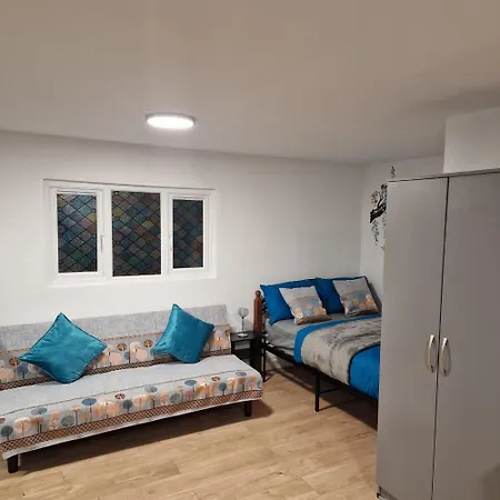 Detached West London * Hayes (Greater London)