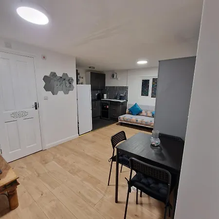 Detached West London Apartment *