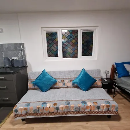 Apartment Detached West London *