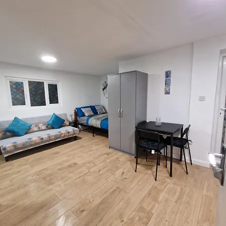 Detached West London Apartment Hayes (Greater London)