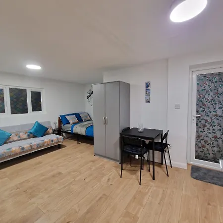 Detached West London Apartment *