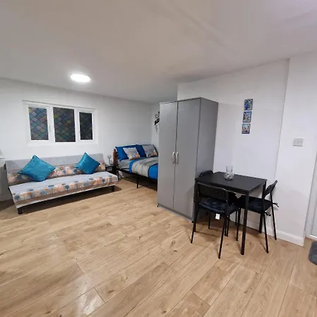Detached West London Apartment *