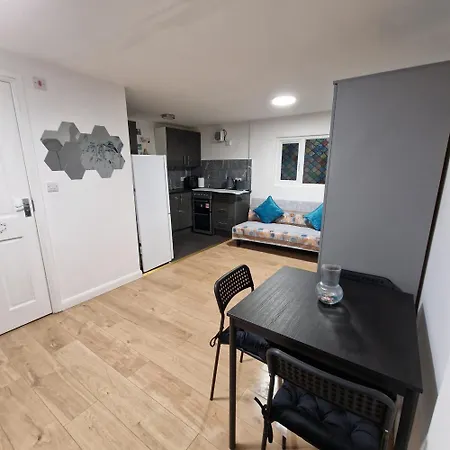 Detached West London * Hayes (Greater London)