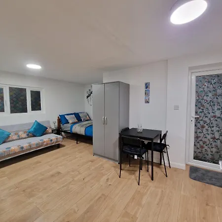 Apartment Detached West London *