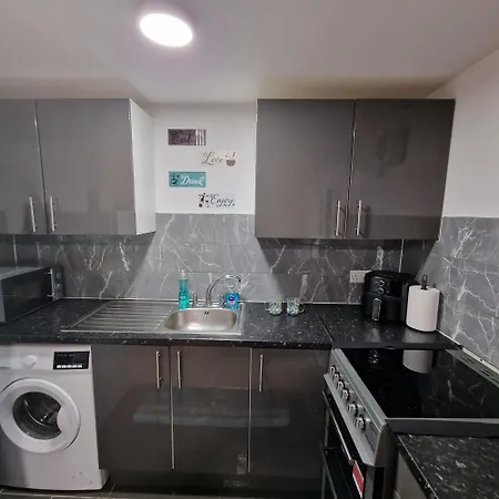 Detached West London Apartment *