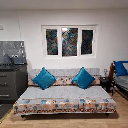 Detached West London Apartment *