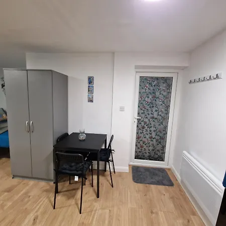 Detached West London Apartment *