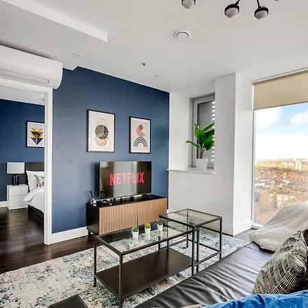 Stylish Views Near Station *