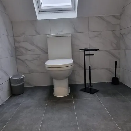 Star London Station Road 2-bed Loft Flat Apartment *