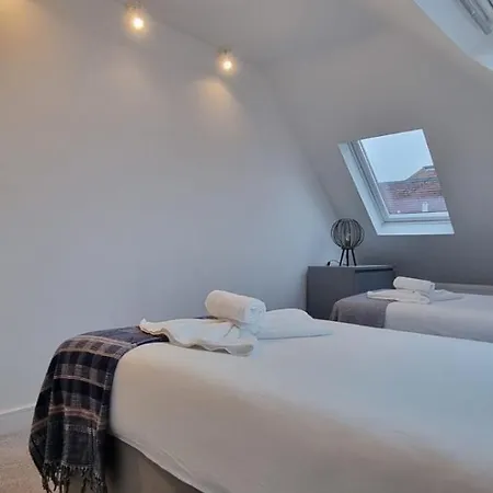 Star London Station Road 2-bed Loft Flat *