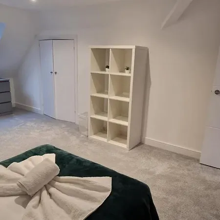 Star London Station Road 2-bed Loft Flat The Hyde