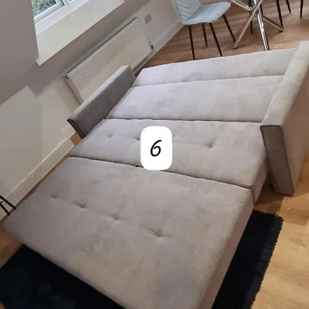 Star London Station Road 2-bed Loft Flat The Hyde